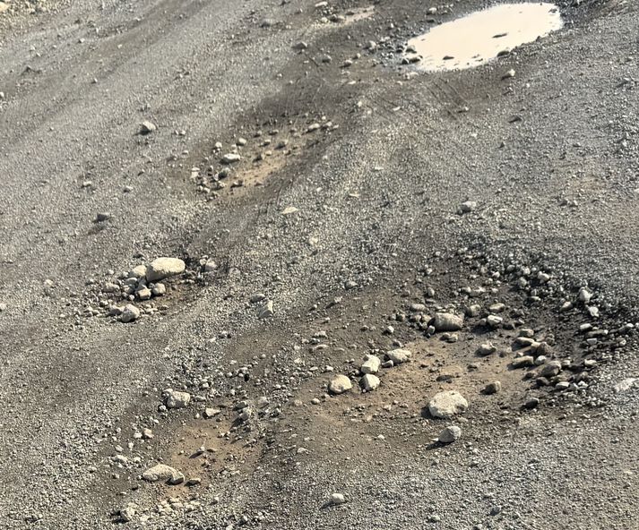 Vegurinn yfir Kjöl hefur á köflum verið erfiður í sumar og djúpar holur hafa myndast.
