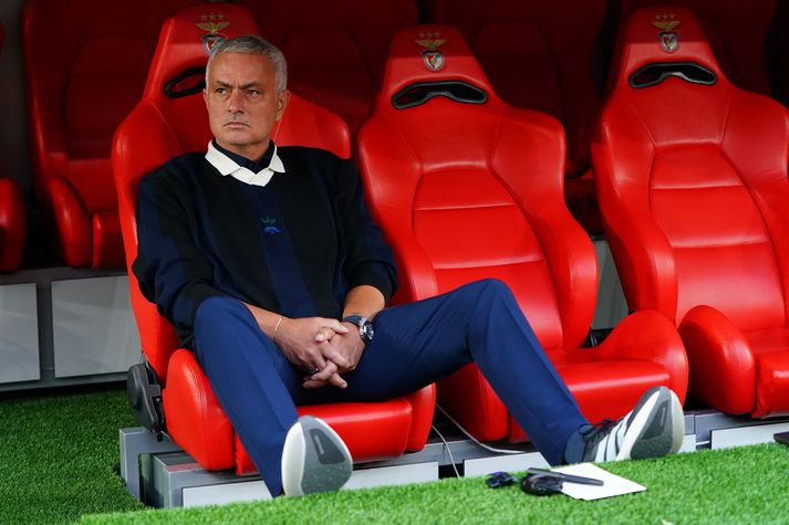 Jose Mourinho sést hér í síðasta leik sínum sem stjóri Fenerbahce en það var í undankeppni Meistatadeildarinnar á móti Benfica.