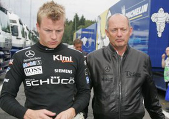 Ron Dennis er hér á röltinu með finnska ökuþórnum Kimi Raikkönen