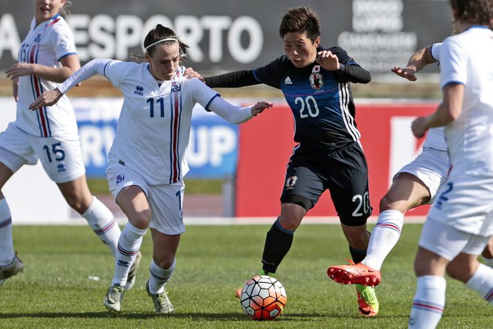 Hallbera Guðný Gísladóttir í hvítri landsliðstreyju í leik á móti Japan á EM í sumar.