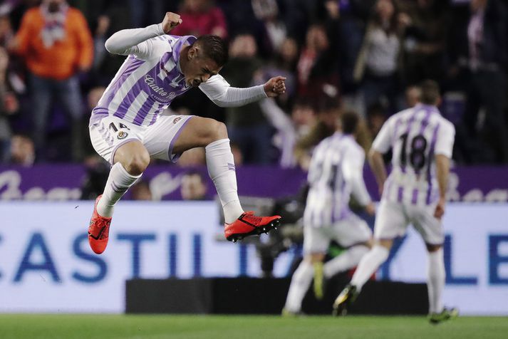 Ruben Alcaraz og félagar í Real Valladolid skoruðu þrjú mörk í fyrri hálfleik á móti Real Madrid en fengu bara eitt þeirra dæmt gilt.