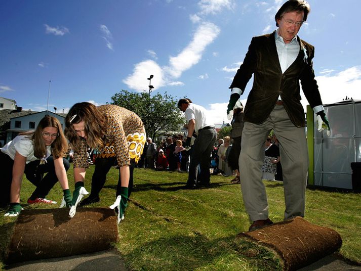 Júlíus Vífill tók sig vel út á Lækjartorgi í dag.