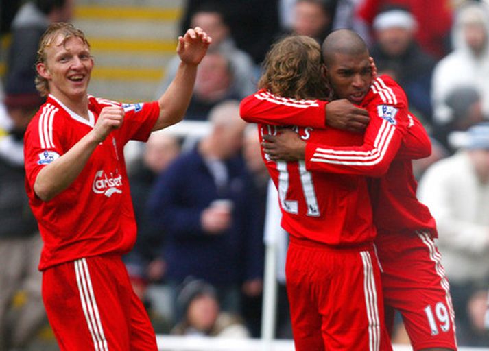 Leikmenn Liverpool fagna marki Ryan Babel gegn Newcastle í gær.