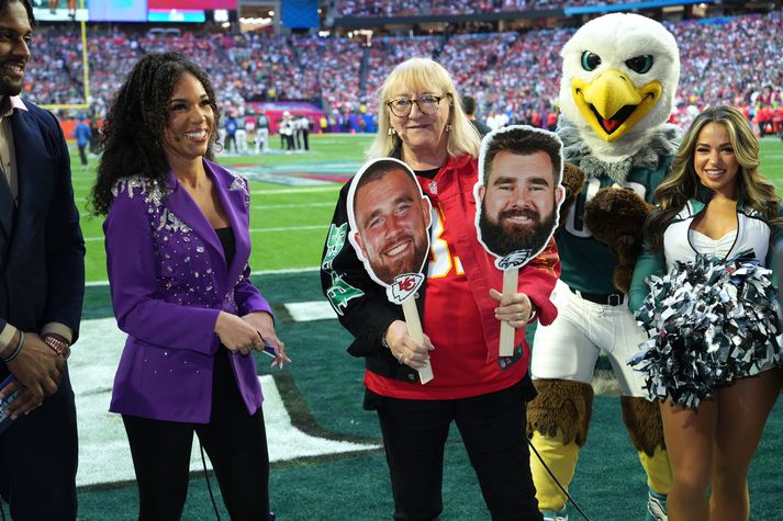 Donna Kelce með myndir af sonum sínum Jason Kelce og Travis Kelce á Super Bowl leiknum í nótt.