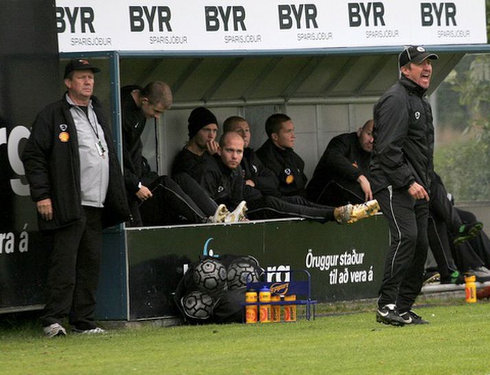 Lúðvík Júlíus Jónsson (lengst til vinstri) fylgist vel leik hjá KR.