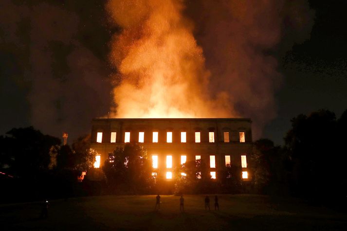 Eins og sést stóð safnið í ljósum logum.