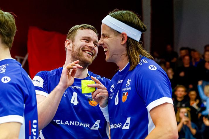 Aron Pálmarsson og Bjarki Már Elísson, markahæstu leikmenn Íslands gegn Austurríki, gantast eftir leikinn.