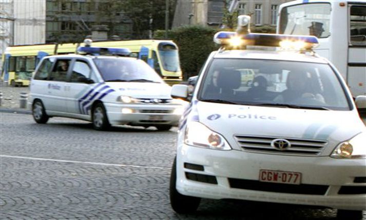 Komið með hina grunuð hryðjuverkamenn til réttarhaldanna í Belgíu í dag.