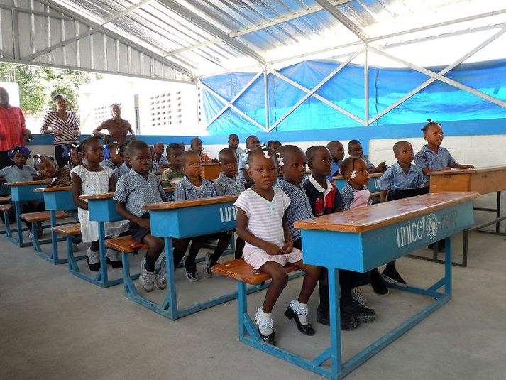 Hundruð þúsunda barna á Haítí hafa fengið tækifæri til að halda áfram skólagöngu sinni fyrir tilstilli hjálparsamtaka eins og UNICEF.