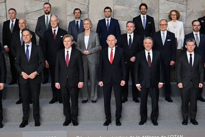 Þorgerður Katrín Gunnarsdóttir er hér í hópi ráðherra NATO-ríkja á fundinum í Brussel í morgun en fremst til vinstri má sjá Mark Rutte framkvæmdastjóra Atlantshafsbandalagsins.
