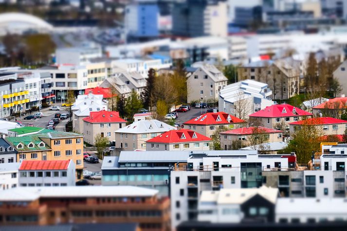 Búist er við að verðbólga aukist samfara gengisveikingu krónunnar og hækkunar á verði olíu.