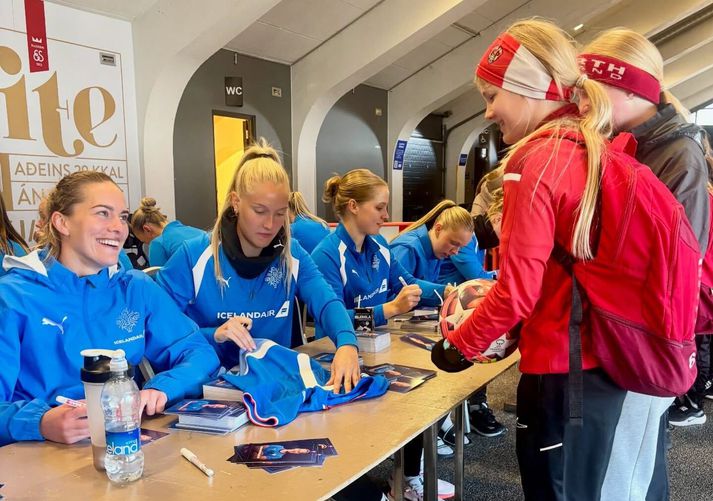 Hildur Antonsdóttir og Birta Georgsdóttir árita varning fyrir unga Þróttara.