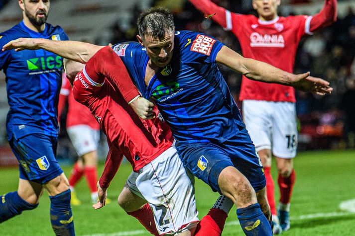 Ollie Clarke var sakaður um ljót brot en félagið hans telur að brot hans hafi ekki verið sönnuð. Hann endaði samt í sjö leikja banni.