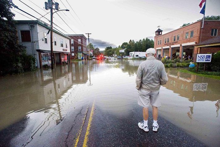 Svona var umhorfs í bænum Waterbury í Vermont í gær þegar Írena var farin hjá. fréttablaðið/AP