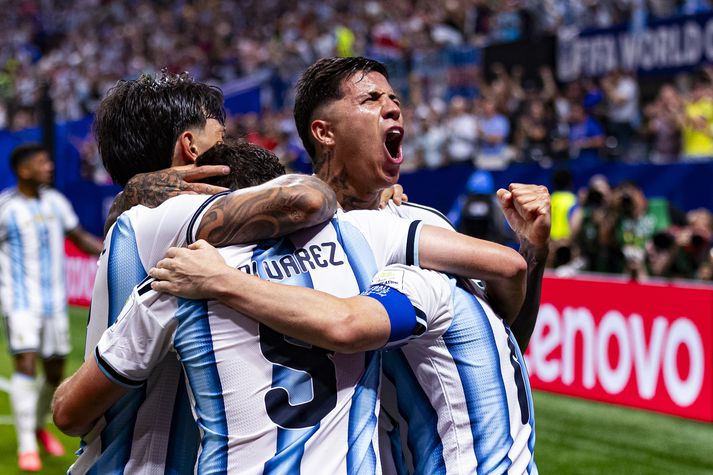 Argentína er komið í 8-liða úrslit heimsmeistaramótsins í fótbolta eftir tvo dramatíska leiki.