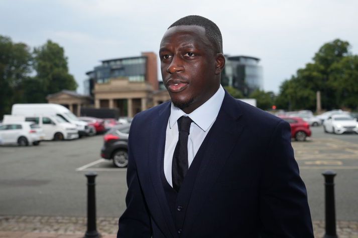 Benjamin Mendy við komuna á réttarhöldin í Chester í Englandi í dag.