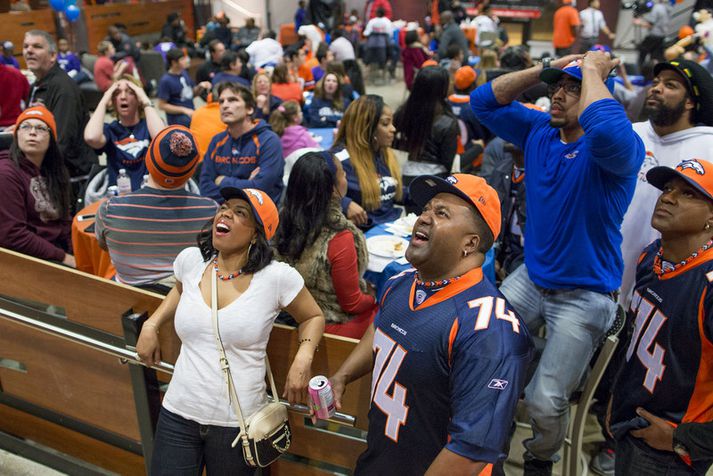 Stuðningsmenn Denver Broncos höfðu litlu að fagna í nótt ef frá eru taldir þeir sem keyptu húsgögn hjá Gallery Future í Houston.