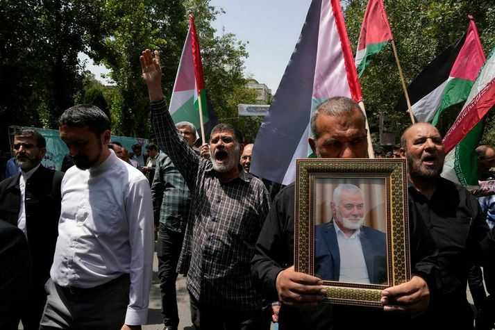 Drápinu á Haniyeh mótmælt fyrir utan Háskóla Tehran.