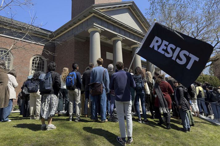 Nemendur og starfsmenn Harvard-háskóla mótmæla aðgerðum alríkisstjórnarinnar gegn skólanum á háskólasvæðinu í Cambridge í Massachusetts í síðustu viku.