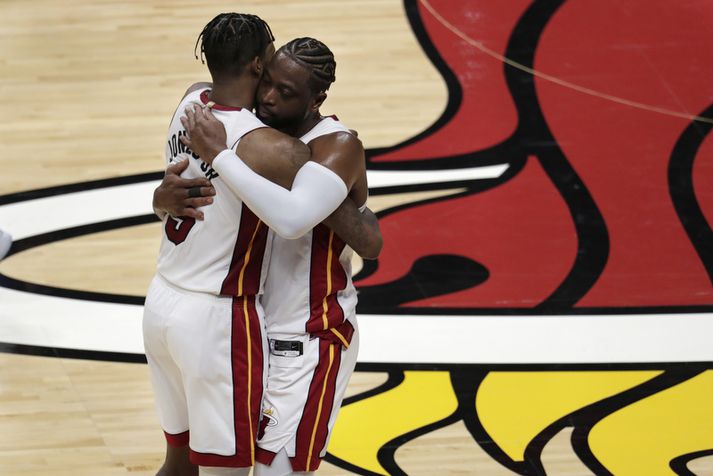 Dwyane Wade faðmar Derrick Jones Jr. eftir leikinn í nótt.