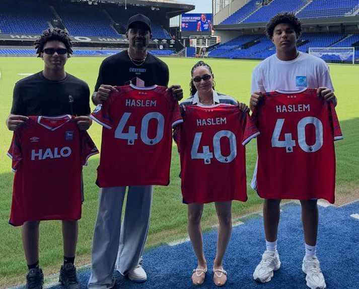 Miami Heat-goðsögnin Udonis Haslem með búning Ipswich Town ásamt konu sinni og tveimur sonum.