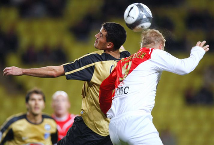 Eiður Smári í leik með Monaco.