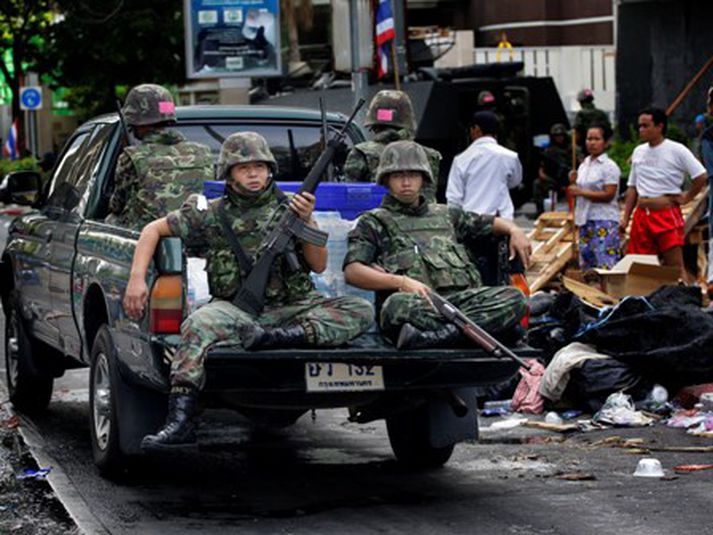 Frá höfuðborginni Bangkok. Óvíst er hversu margir hafa látið lífið síðastliðinn sólarhring en talið er að að allt að 14 hafi fallið í átökunum.