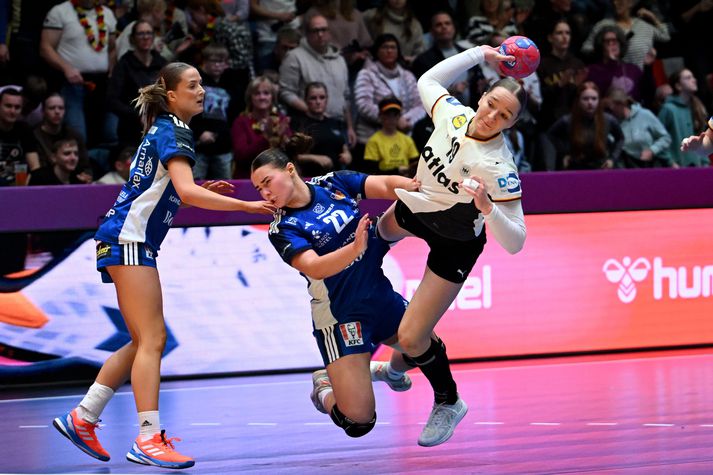 Liðsfélagarnir Elín Rósa og Nieke Kuhne tókust hart á í gærkvöldi. 