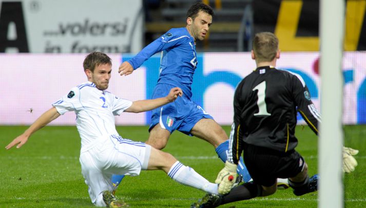 Jónas Tór Næs í baráttunni við Giuseppe Rossi, landsliðsmann Ítala.