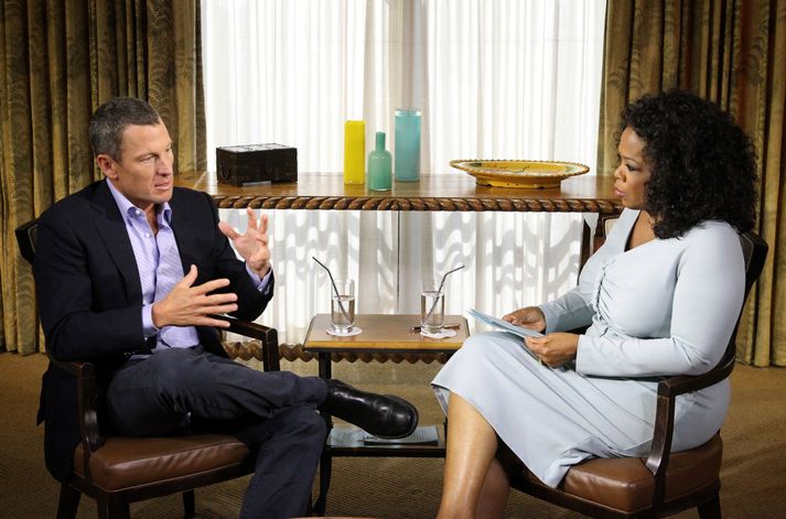 Armstrong er hér í viðtalinu hjá Oprah. Athygli vekur að þau nota bæði rör í vatnsglasið sitt.