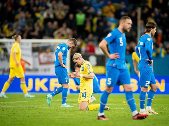 Jóhann Berg svekktur í bakgrunninum þegar Mykhailo Mudryk fagnar sigurmarki sínu í kvöld.