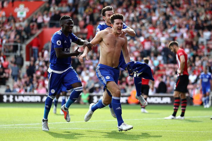 Leikmenn Leicester fagna ógurlega eftir sigurmark Harry Maguire á dögunum.