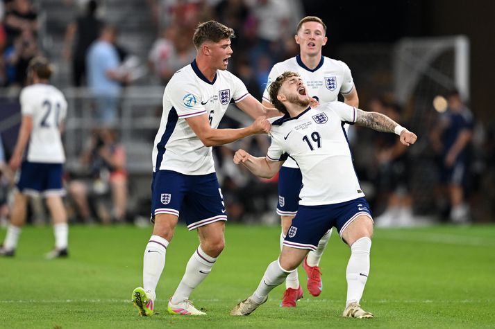 Harvey Elliott fagnar hér marki sínu í úrslitaleiknum á móti Þjóðverjum.