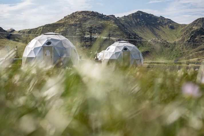 Hús yfir borholum Carbfix á Hellisheiði í júní í fyrra. Kolefni er bundið með því að leysa koltvísýring upp í vatni og dæla honum djúpt niður í jörðina. Þar verður hann að steini á innan við tveimur árum. Talið er að hægt sé að binda gríðarlegt magn kolefnis með þessum hætti á Íslandi.