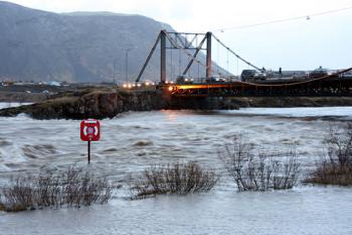 Vatnsrennsli í Ölfusá við Selfoss er nú komið niður fyrir 2000 rúmmetra á sekúndu.