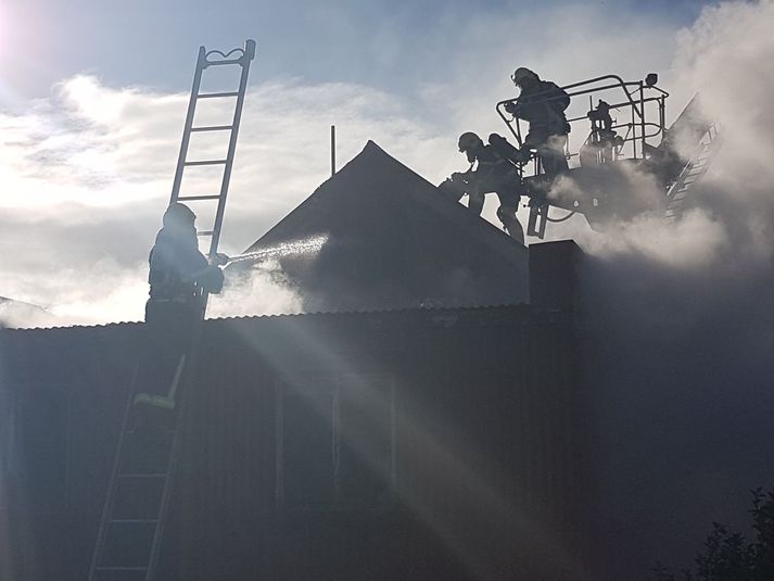 Slökkviliðsmenn frá Selfossi og Hveragerði fóru á staðinn með dælubíla, tankbíla og körfubíla í morgun.