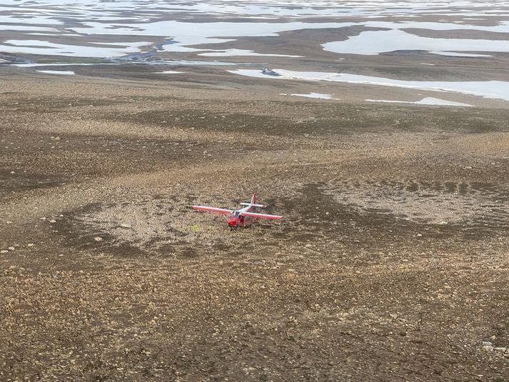 Flugmaður vélarinnar fann góðan stað ofan á Nýjabæjarfjalli til að lenda á.