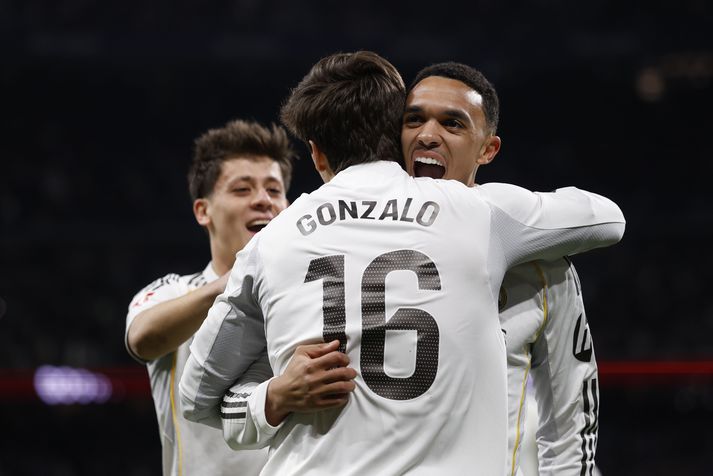Trent Alexander-Arnold fagnar Gonzalo García eftir að hafa lagt upp fyrir hann mark í sigri Real Madrid um helgina.