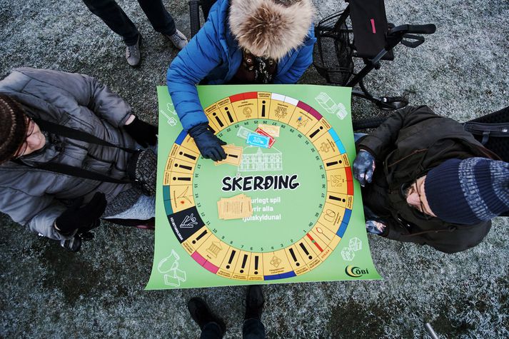 Öryrkjar mótmæltu slæmum kjörum sínum við setningu Alþingis í desember. Margir lífeyrisþegar fá skertar greiðslur vegna fyrri búsetu erlendis. Þingmaður VG segir aðkallandi að taka á vanda þessa hóps.