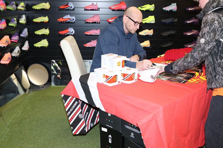 Fjöldi knattspyrnuáhugamanna lagði leið sína í verslunina Jóa Útherja í vikunni þar sem knattspyrnugoðsögnin Jaap Stam tók á móti þeim.