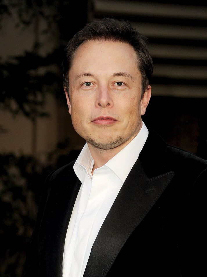 Elon Musk segir að Tesla muni bjóða leigubílaþjónustu með sjálfkeyrandi bílum í borgum með mikilli eftirspurn.