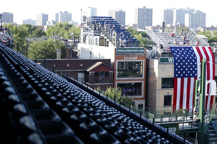 Áhorfendur fylgjast með leik Chicago Cubs og Milwaukee Brewers í MLB-deildinni af húsþökum við Wrigley Field í Chicago.