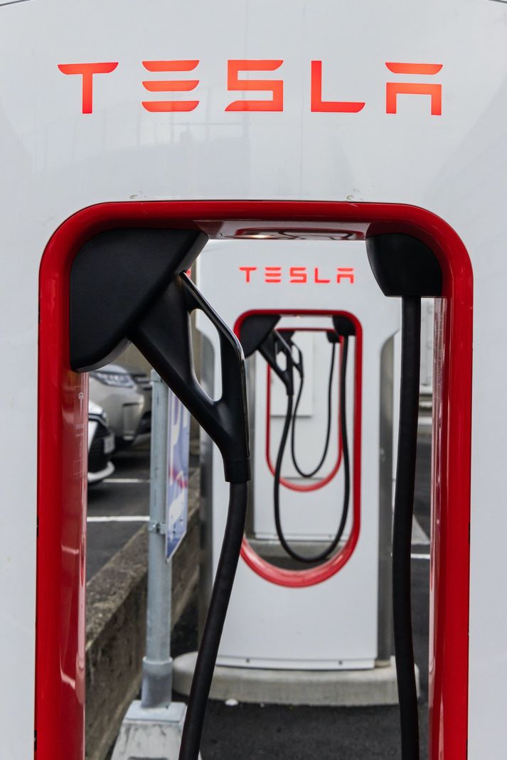 Tesla hleðslustöð.