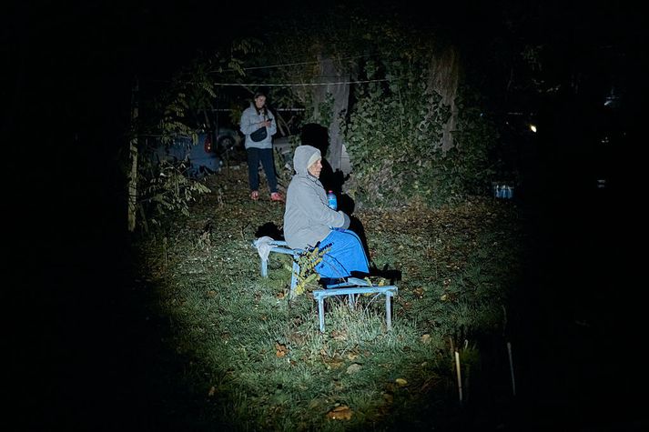 íbúar bíða utandyra eftir skilaboðum um að öllu sé óhætt.