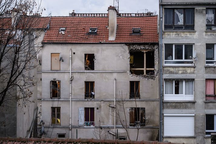 Húsið stendur við 8 rue du Corbillon í hverfinu St-denis í norðurhluta Parísarborgar.