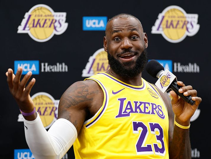 LeBron James virtist hafa gaman af að hrekkja körfuboltaunnendur.