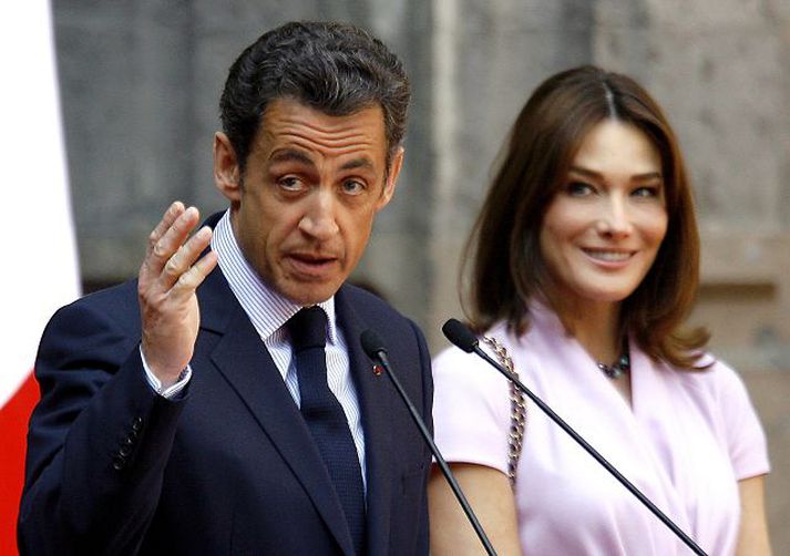 Breytt stefna Sarkozy forseti ásamt eiginkonu sinni Cörlu Bruni. fréttablaðið/AP