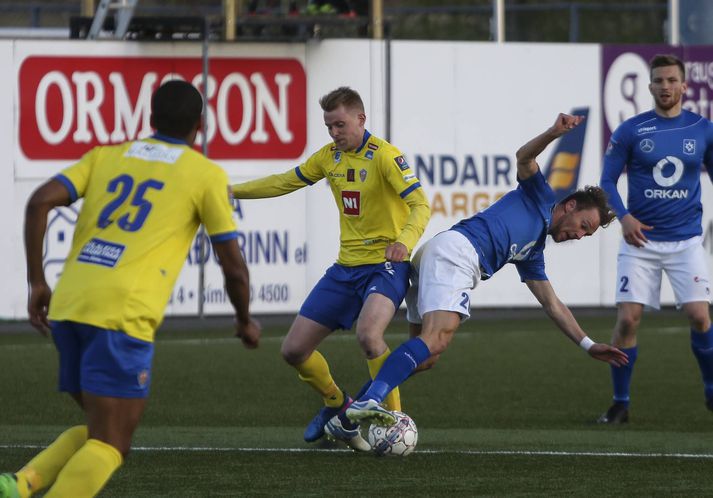 Elfar Árni Aðalsteinsson og Eyjólfur Héðinsson berjast um boltann.