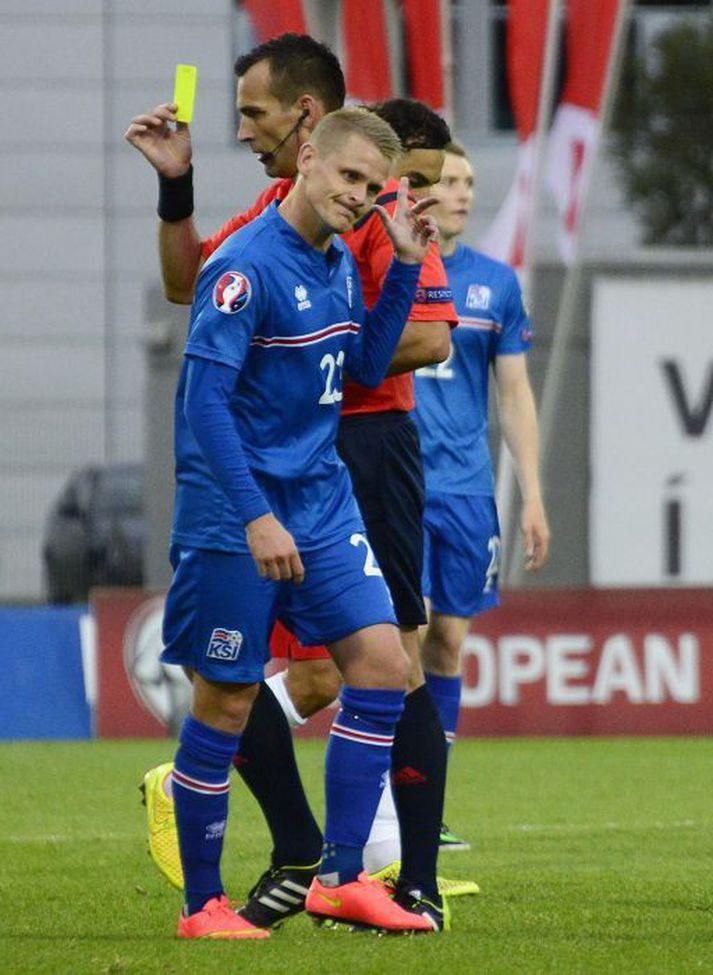 fá gul Ari Freyr Skúlason var ekki sáttur við sitt spjald. Fréttablaðið/Getty