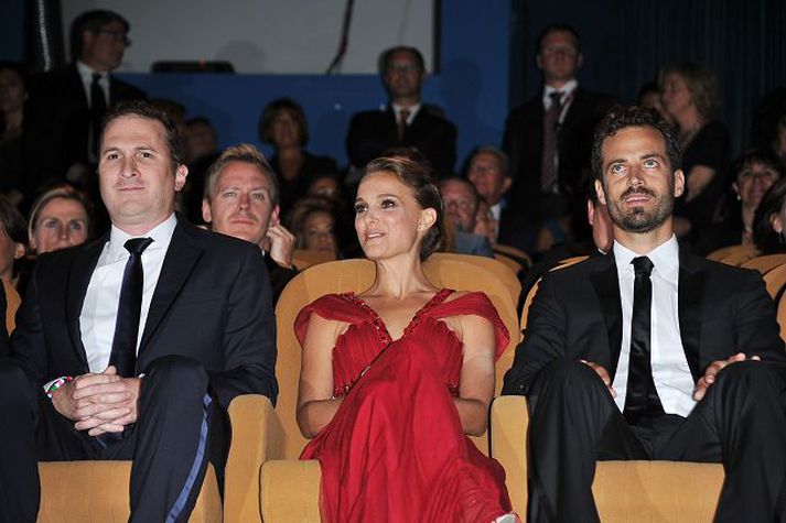Natalie Portman og Benjamin Millepied eru ósammála um hvar ala eigi upp ófætt barn þeirra. Nordicphotos/Getty